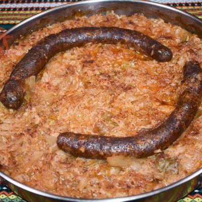 Кисело зеле с наденица