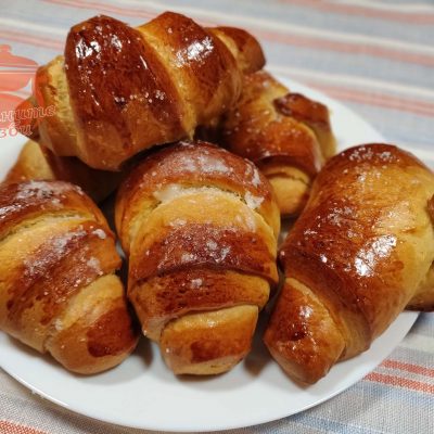 Малки и пухкави козуначени кифлички