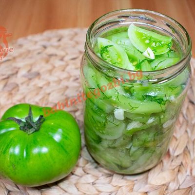 Мариновани зелени домати с чесън и копър