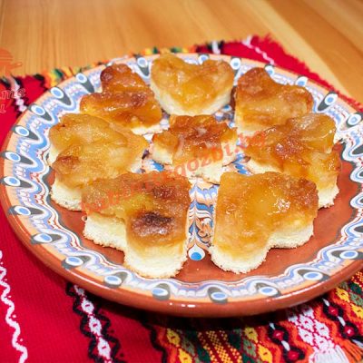 Обърнат сладкиш с ябълки
