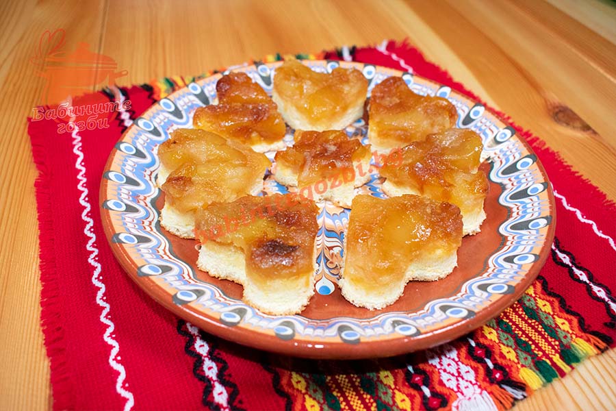 Обърнат сладкиш с ябълки