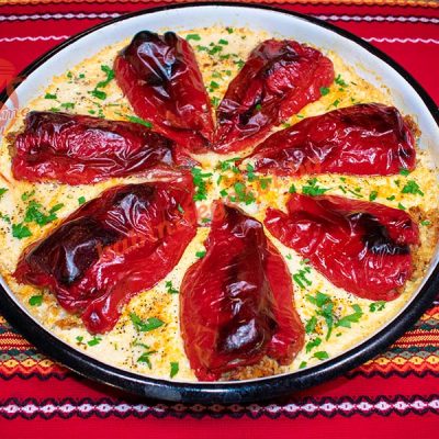 Рецепта за Пълнени чушки с вкусен бял сос.
